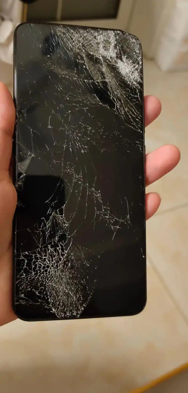 8千块的手机说摔就摔,手机可以摔,摔坏的不仅仅是手机,更是一颗破碎不