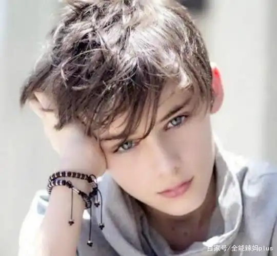 还记得"世界第一帅"的孩子吗,现在长这样,网友:惊喜满满