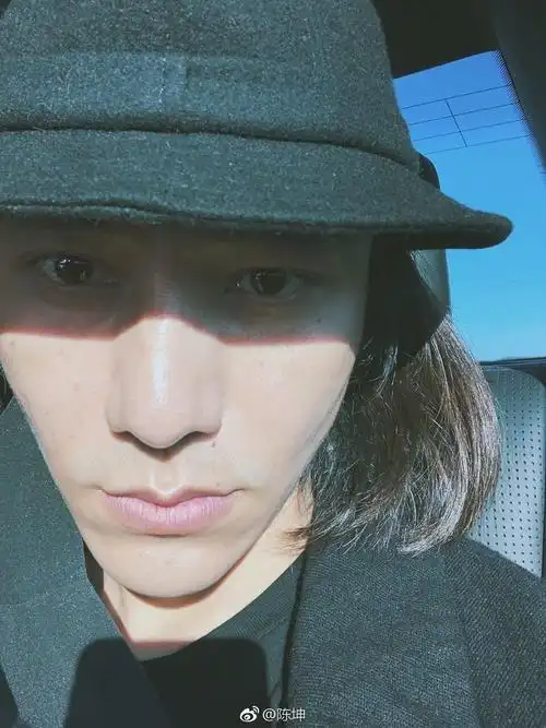 陈坤发自拍称表情不太好,照片撞脸周星驰,网友:别闹把瘦脸关了