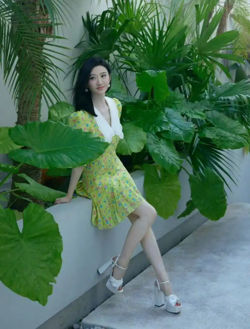 景甜在别墅庭院拍大片,荧光碎花裙加防水台厚底高跟鞋,有种土气和甜美