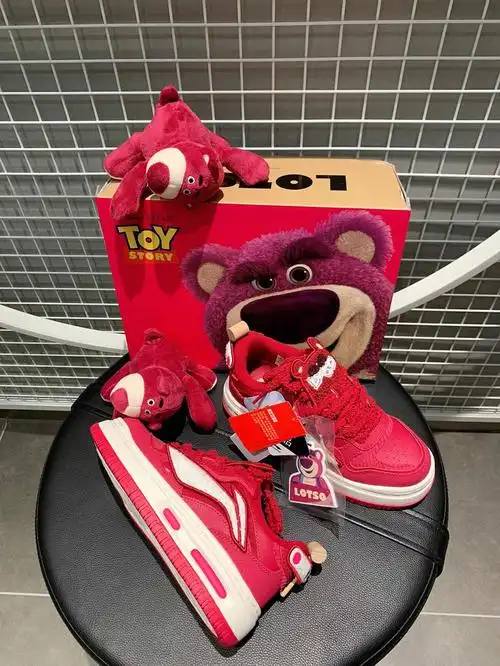 李宁迪士尼草莓熊联名系列