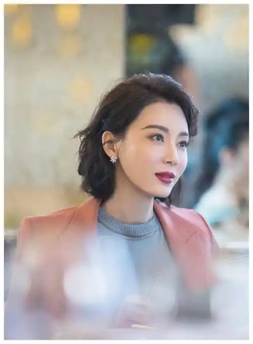 陈数《完美关系》造型,修身剪裁西装外套,利落干练职场女性风格-第3张