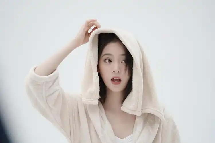 欧阳娜娜穿白色吊带甜笑 唇红齿白清纯可人