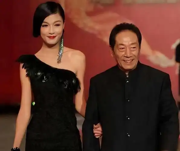 演员王奎荣68岁娶小37岁娇妻71岁喜当父亲如今还好吗