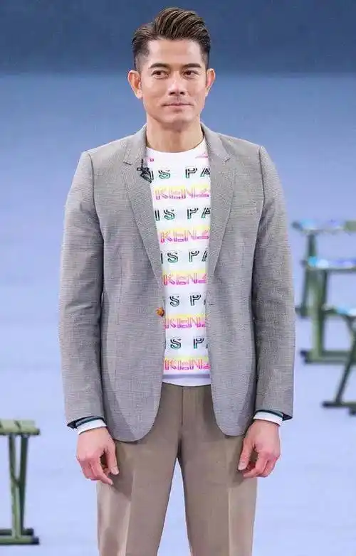 郭富城对于发型可谓是一丝不苟,两侧推出渐变层次感,顶部头发保留一定