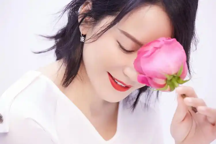 俞飞鸿自拍玫瑰壁纸