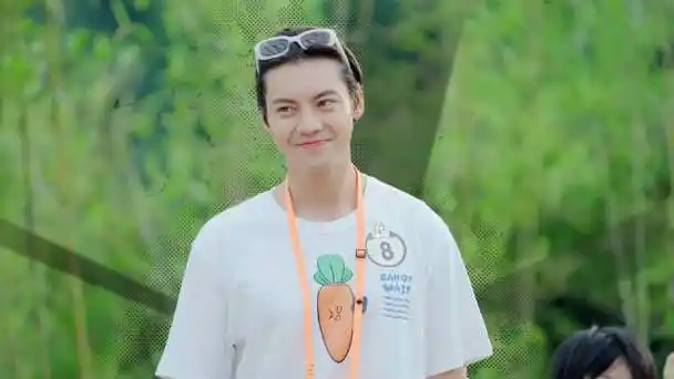 在总决赛的赛场上,为了配合小朋友的身高,"开战"前伟霆还特意跪了下来