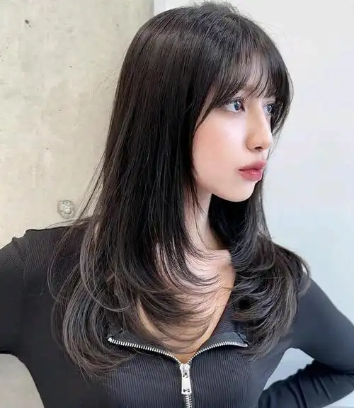 羊毛卷烫是一种广受欢迎的发型,其特点是将头发以不同角度和方向进行