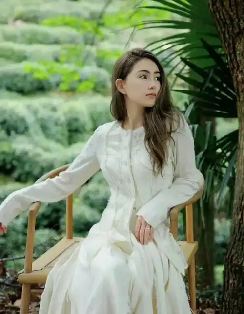 周杰伦晒了老婆昆凌的美照身穿白色裙子杭州品茶