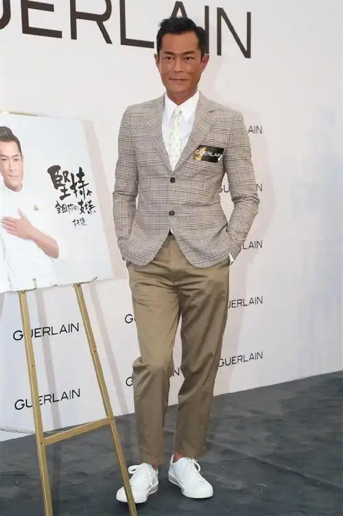 49岁古天乐不再低调,穿格纹衬衫搭拼接长裤,造型洋气一点不显老