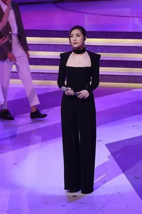 杨千嬅的发色一般人可驾驭不了穿一身黑色真有气场太霸气了