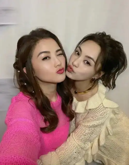 钟欣桐和容祖儿为阿sa庆生三人亲密合影姐妹情深
