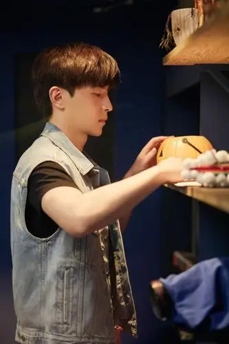 邓伦密逃水洗牛仔造型留顺毛短发清爽简约