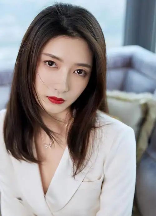 江疏影真人到底长啥样,素颜热情与粉丝打招呼,网友:很接地气