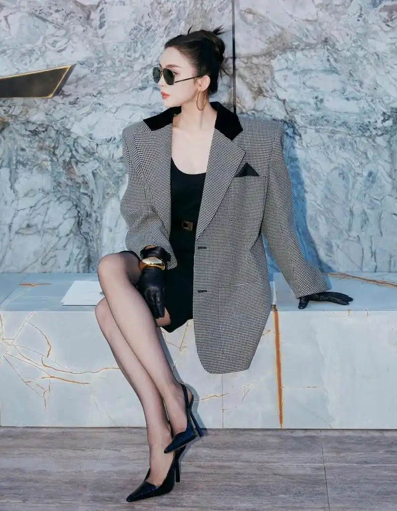 古力娜扎黑丝高跟美腿照