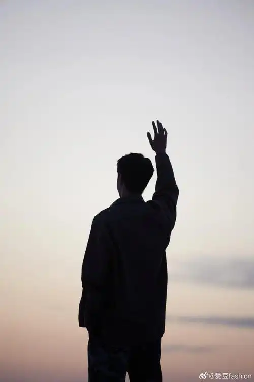 王一博背影好好看,好帅#巴黎街头偶遇王一博散步