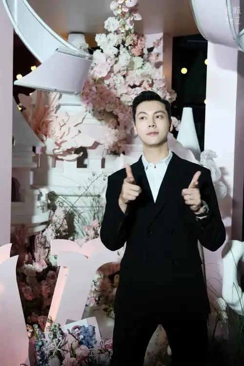 陈伟霆超话#陈伟霆单膝跪地和小朋友合照#    3836383036