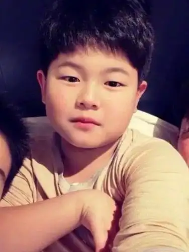 沙溢儿子大变样!9岁安吉胖到宽松衣服起褶皱,6岁小鱼儿太抢镜