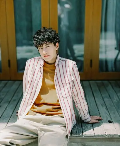 赵越最新写真曝光 青春气息十足