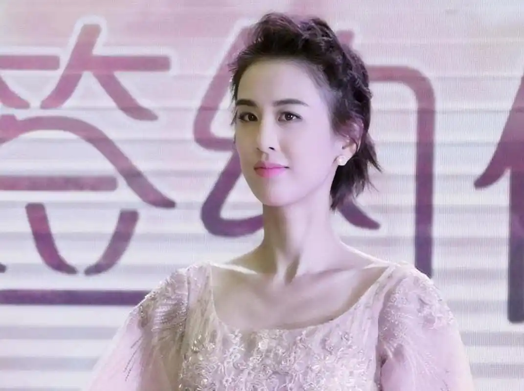 贾静雯的身高是多少(明明"1米8"的脸,偏是"1米6"的个儿,这些明星的