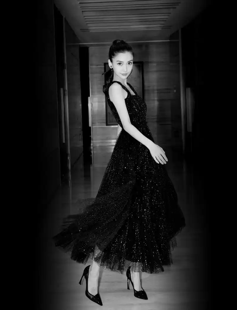 5 / 9 12月8日晚,angelababy亮相电影华表奖颁奖典礼,身穿一袭吊带