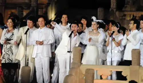 北京奥运会倒计时100天庆祝晚会上,众星合唱《北京欢迎你》.