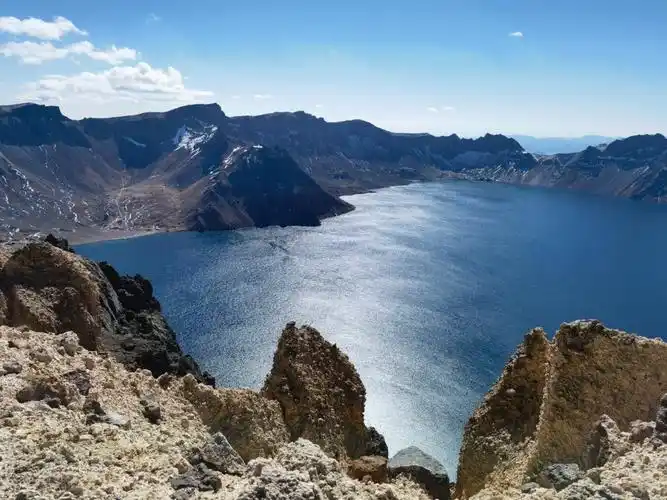 原始森林已经是亲密接触了,但是就隔了几十公里,红石峰和长白山的森林