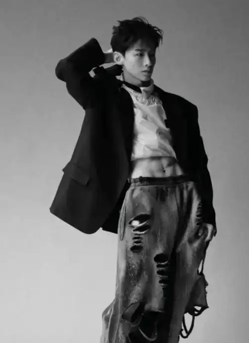 "怀柔小王子"白敬亭,三观正,腹肌帅,头脑还清醒 - 仿探秘志