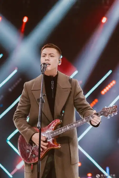 下一站传奇陈伟霆率战队全体造型大改造寸头霆变身学霸霆