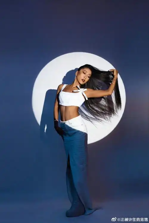 吉克隽逸杭州夏天穿毛衣##吉克隽逸背肌#@吉克隽逸最新上班路透96