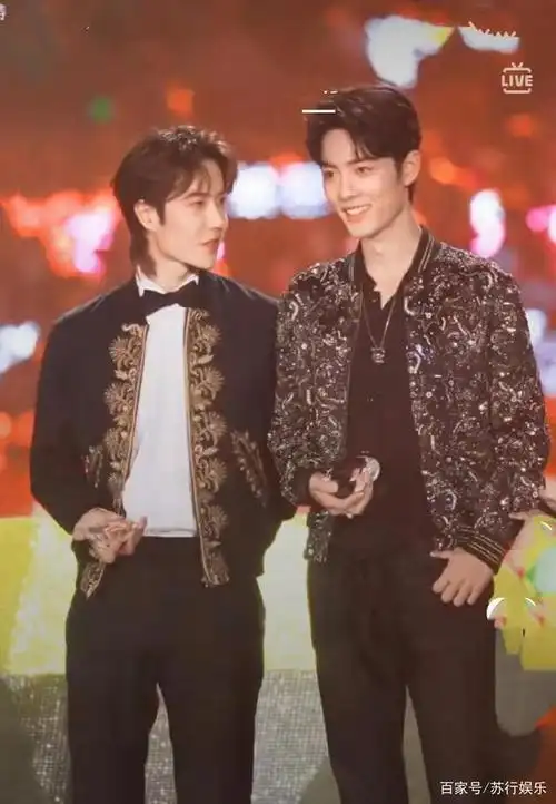 肖战王一博聊嗨了赵丽颖被忽略合影时肖战搂一博的动作亮了