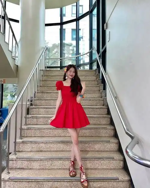 ive张元英晒红裙美照秀出173厘米模特般身材超细的大长腿吸睛