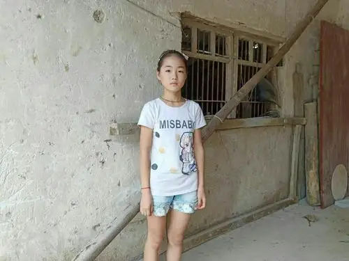 翟玲敏 女孩12岁,妈妈去世,父亲癌症去年做的手术,常年吃药!