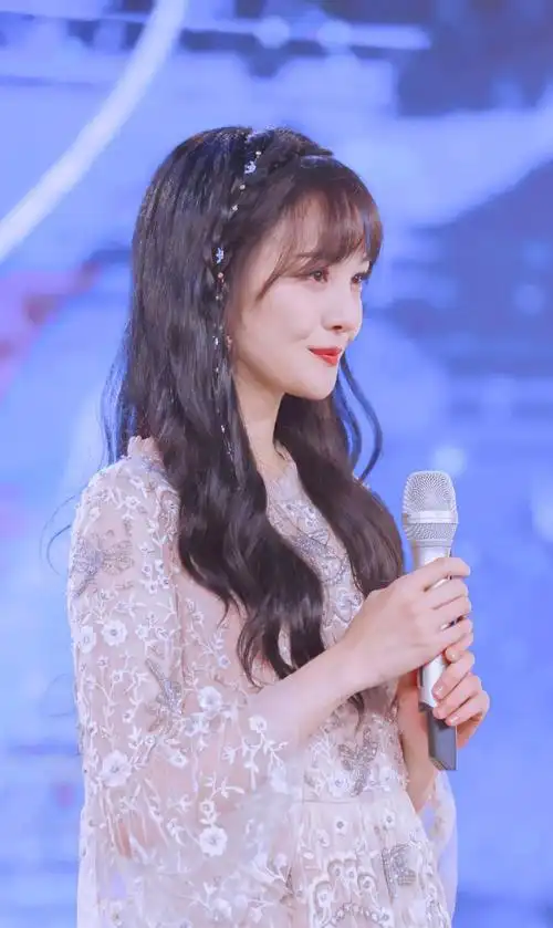 演员郑爽,坦率正直的小仙女,来看美美的照片吧