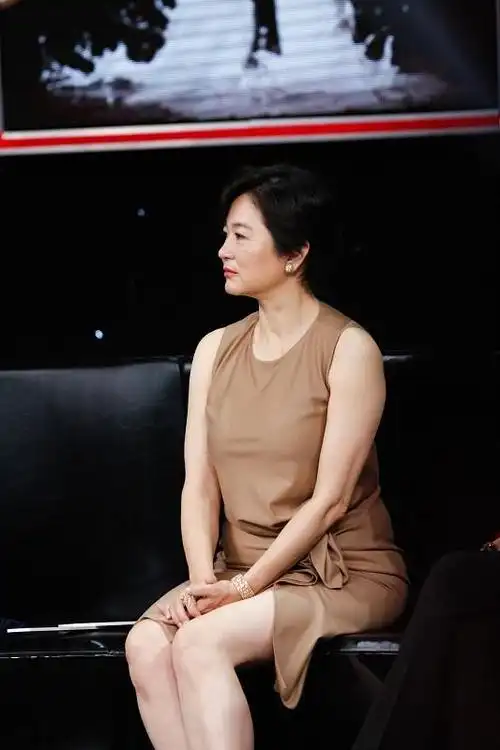 林青霞虽然胖了,但是气场更加的优雅,穿包臀裙真贵气