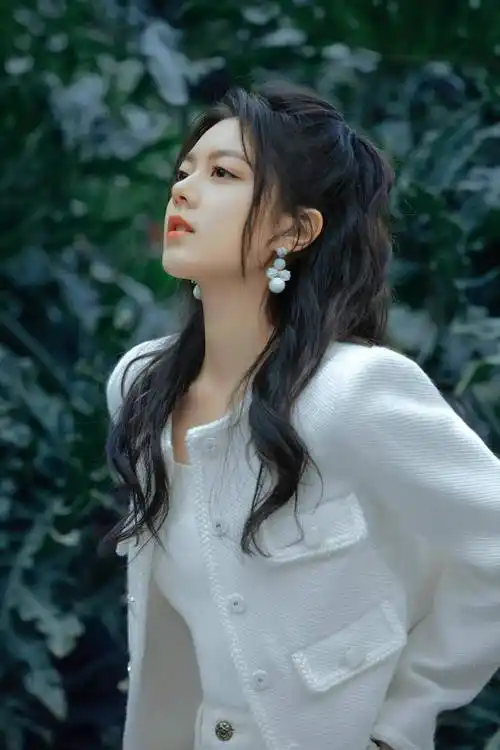 赵今麦时尚写真珍藏:五官标致,资色天然