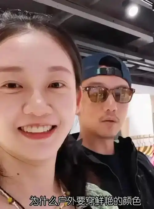 苗苗淡妆陪郑恺逛街绿上衣米色短裙皮肤白皙气质大方不媚俗