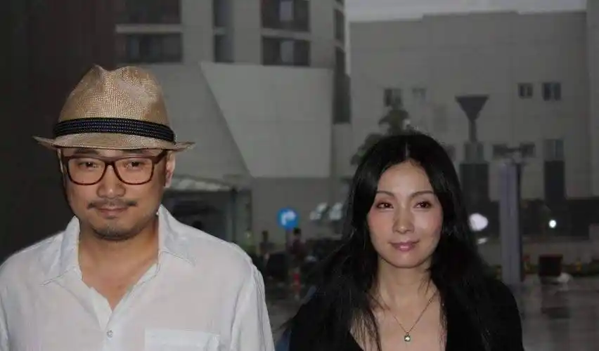 在当红时刻下嫁徐峥,婚后19年丈夫绯闻不断,陶虹图什么呢?