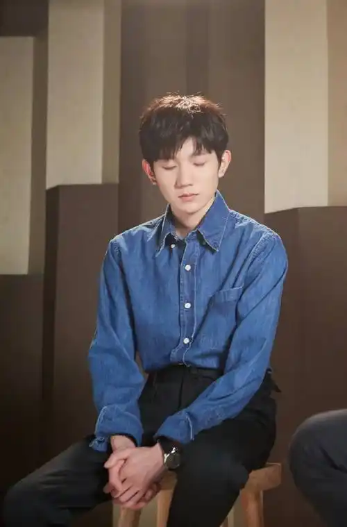 18岁王源真会穿白衬衫搭配蓝色牛仔裤清爽休闲帅成学长的模样