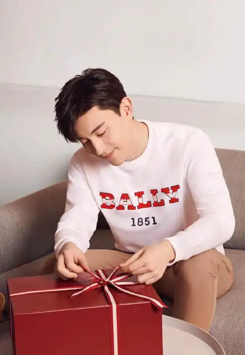 > 邓伦温柔帅气时尚写真图片(6/6)