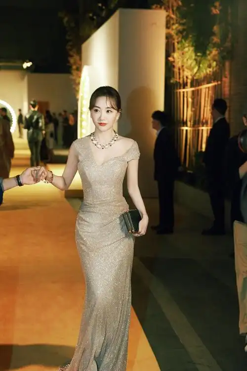 杨蓉出席品牌活动金色一字肩礼服尽显好身材