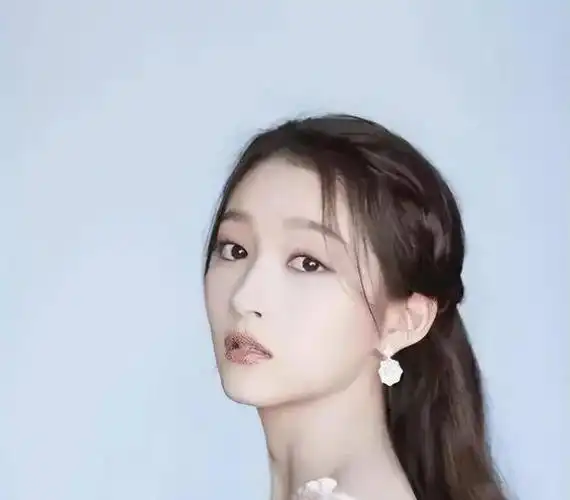 关晓彤造型师是对家派来的吧?礼衣不露大长腿,全程就盯着短脖子