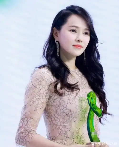 伊能静状态也太好了!一袭薄纱长裙秀出牛奶肌,50岁胜似25岁少女