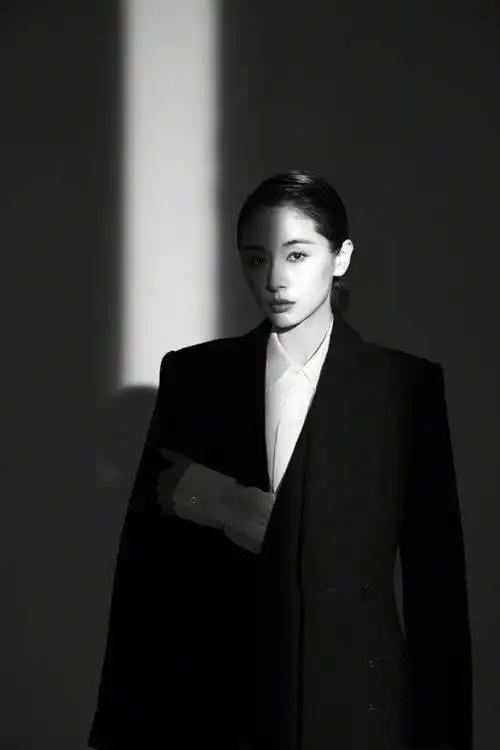 王子文西装造型惊艳众人,赫本附体?