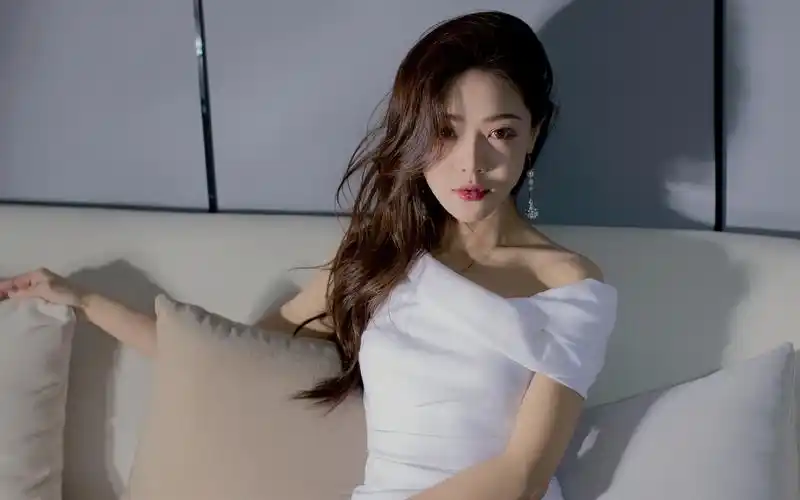 邓家佳性感露肩裙桌面壁纸