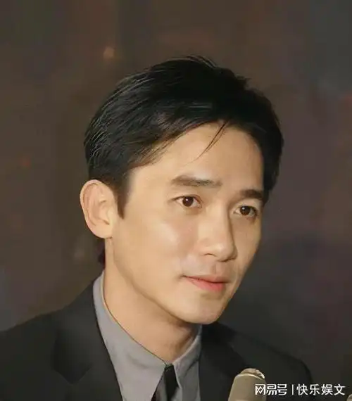 梁朝伟庆祝61岁大寿!在刘嘉玲面前遭年轻女人亲吻,表情相当享受