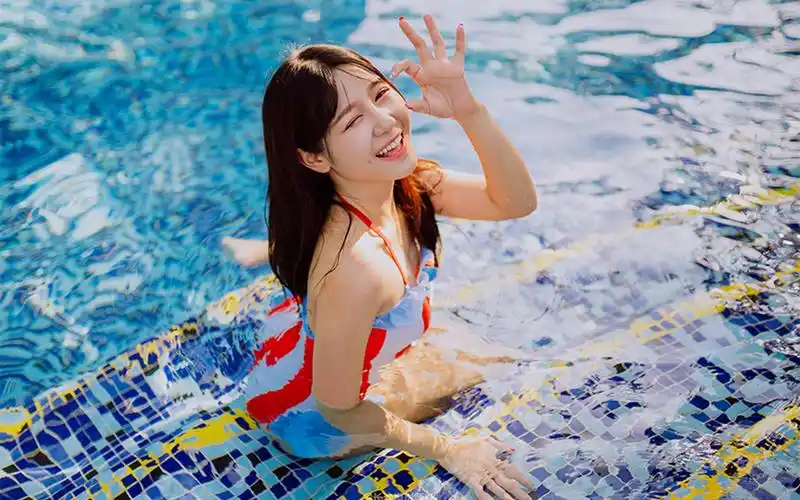 泳装美女泳池性感高清桌面壁纸高清大图预览1920x1200_美女壁纸下载_
