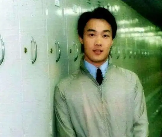 连唱6场声带抱恙,掩面而泣补偿致歉,这是他第几次演唱会事故?