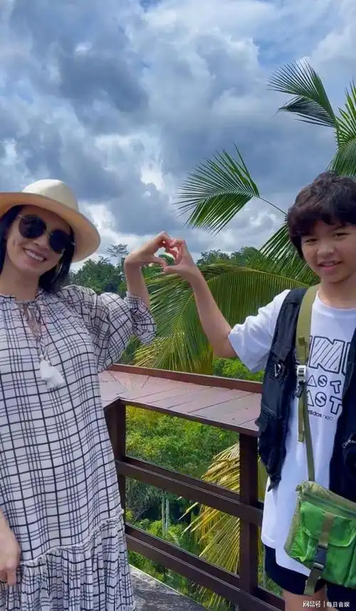 张庭与儿子出镜比心展现亲子温馨时刻