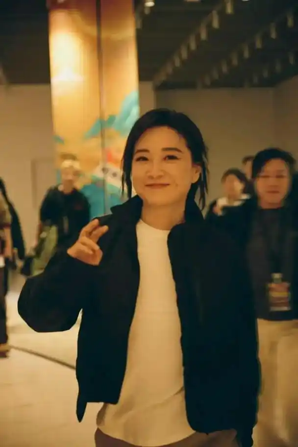 贾玲,一位闻名遐迩的女喜剧演员,长期以来被视为是荧幕上的"憨态可掬"